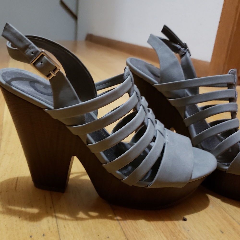 Guess Shoes size 7.5